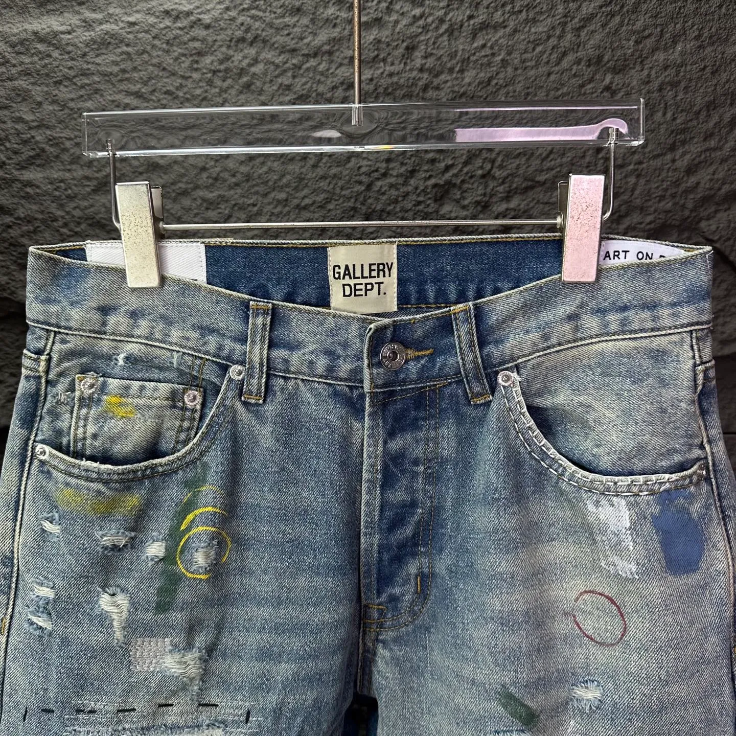 P300 GALLERY DEPT. 2025 New Retro Splashed Ink Hole Stitching Seams Couple Style Loose Bootcut Jeans 🔥High Version🔥High Version🔥 Top Ceiling Quality Styles with different washed textures are very friendly to people with thin legs and thick legs. The loose version of the bootcut is very flattering to the leg shape. Moderate length that never goes out of style, easy and casual to match, basic styling for various styles, a must-have in the wardrobe! The fabric is stiff but also makes the upper body soft without losing texture. The washing process is even more perfect. It is a must-have item for everyone! ! ! Washed wheat, hang tag, pants label, three complete labels, color: blue, size: 28, 30, 32, 34, 36 (five sizes)